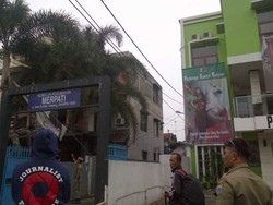 Satpol PP Jakarta Timur Copot Baliho Caleg Nakal