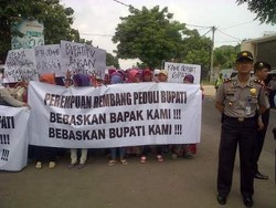 Sidang Perdana Kasus Korupsi, Bupati Rembang Dikawal Ratusan Wanita