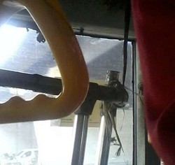 Waduh! Besi Pegangan Bus TransJ Ini Copot, Cuma Diikat Pakai Tali Rafia