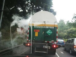 Duh! Truk Tangki Nitrogen Diduga Bocor Melintas di Tol Dalam Kota