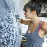 Seniman New York Melukis Dengan Tangan Telanjang