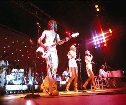 Keringanan Pajak Jadi Alasan ABBA Berbusana Flamboyan di Panggung