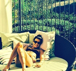 Lea Michelle Pamer Foto Berbikini di Instagram