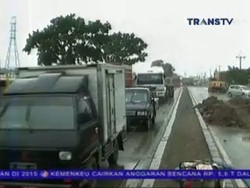 Jalan Pantura Ambles, Lalu Lintas ke Jakarta Putus
