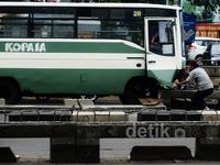 Kopaja Tabrak Seperator TransJ