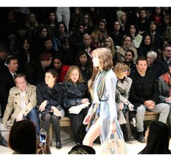 Kemewahan Koleksi Burberry, Mantel Dilukis Tangan & Variasi Scarf Kasmir