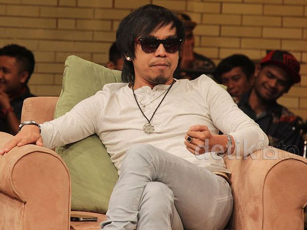 Ian Kasela Selalu Eksis Berkacamata Hitam Ian Kasela Selalu Eksis Berkacamata Hitam