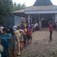 Senangnya Korban Kelud Saat dapat Bantuan Air Minum dan Makanan