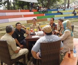 Ditemani Minuman Dingin, Ridwan Kamil Gelar Rapat di Taman Musik