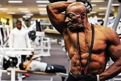 Kakek Berbadan Kekar, Umur 70 Tahun Masih Jadi Binaragawan