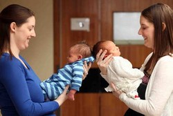 Hanya 1 dari 400.000 Kejadian, Kembar Ini Melahirkan di Hari yang Sama