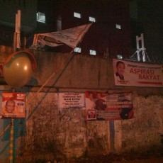 Selain Penunggu Pohon, Ada Caleg Penunggu Tembok dan Tiang Listrik Juga