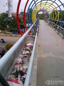 JPO di Depan Terminal Depok Dihiasi Sampah dan Juntaian Kabel PLN
