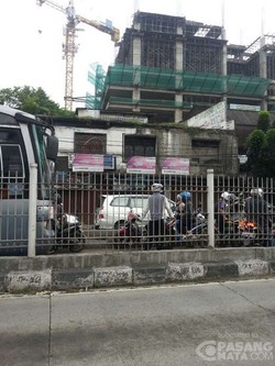 Takut Ditilang Rp 500 Ribu, Pemotor Kabur dengan Nyelip di Sisi TransJ