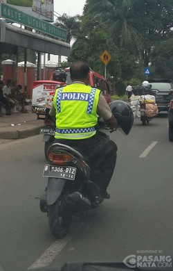 Polisi Ini Naik Motor di Pasar Minggu Tak Pakai Helm
