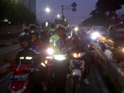 Pagi Hari, Belasan Motor dan Mobil Terjaring Razia Sterilisasi Busway di Mampang