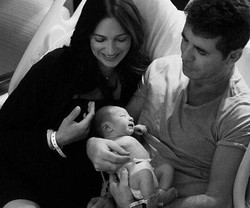 Foto: Kemesraan Simon Cowell dan Bayinya yang Baru Lahir