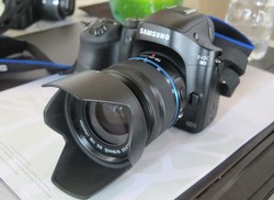 Galaxy NX30, Kamera Pintar dengan Jendela Bidik Unik