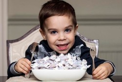 Kena Alergi Langka, Bocah 3 Tahun Ini Hanya Bisa Makan Permen