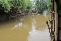 Kumuhnya Rumah di Tepian Kali Ciliwung Setelah Banjir