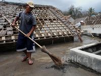 Warga Desa Laharpang Bersih-bersih Rumah