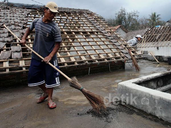 Warga Desa Laharpang Bersih-bersih Rumah