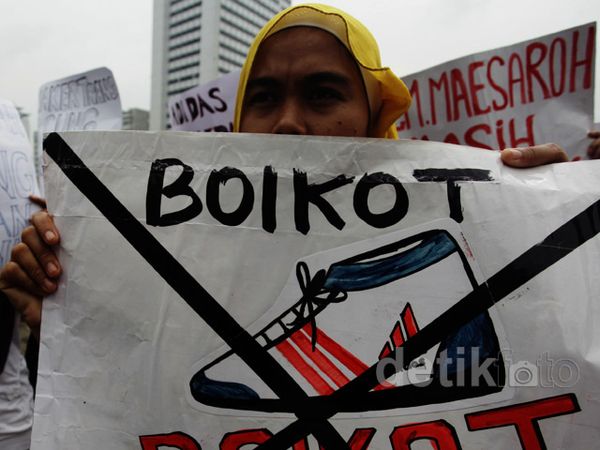 Eks Buruh PT Panarub Demo di Bundaran HI