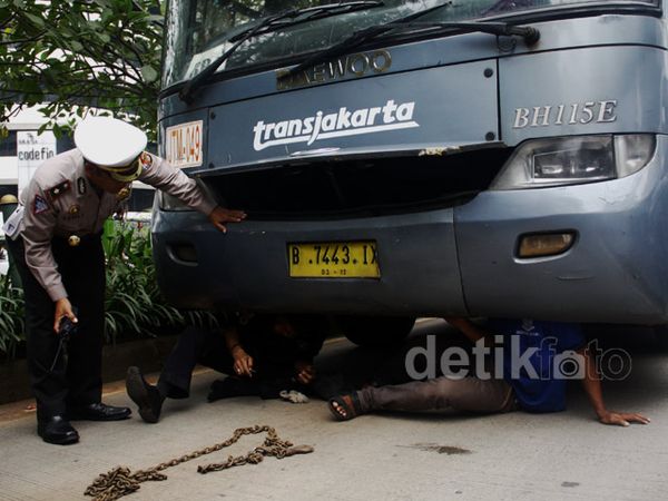 TransJakarta Mogok di Depan Gedung KPK