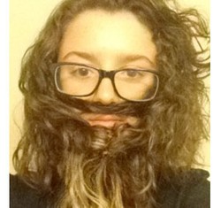 Hiii.. Kini Banyak Wanita Punya Brewok