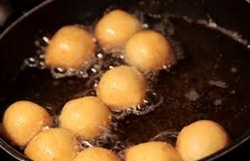 Menggoreng Adonan Sus Agar Kuning Cantik