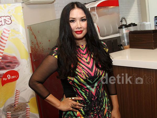 Gaya Neon ala Titi DJ