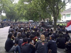 Ratusan Massa GMBI Duduki PN Bandung, Jalan Riau Ditutup