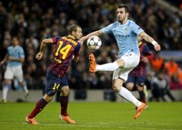 Alvaro Negredo yang mendapat pengawalan dari Javier Mascherano berusaha mengontrol bola dalam pertandingan yang dihelat di Etihad Stadium. Reuters/Nigel Roddis.