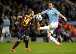 Alvaro Negredo yang mendapat pengawalan dari Javier Mascherano berusaha mengontrol bola dalam pertandingan yang dihelat di Etihad Stadium. Reuters/Nigel Roddis.