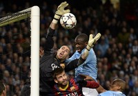 Victor Valdes melompat untuk mengamankan gawangnya dari serangan para pemain Manchester City. Reuters/Nigel Roddis.