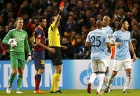 Martin Demichelis (kanan) mendapat kartu merah karena melakukan tekel terhadap Lionel Messi di dalam kotak penalti. Reuters/Darren Staples.