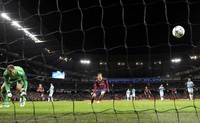 Messi mengeksekusi tendangan penalti dengan sempurna untuk membawa Barca unggul. Reuters/Nigel Roddis.