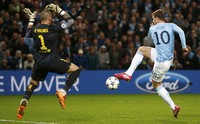 Edin Dzeko melepaskan tendangan ke arah gawang Barcelona. Namun usahanya tersebut tidak membuahkan hasil. Reuters/Darren Staples.