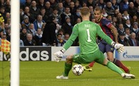 Dani Alves melepaskan tendangan yang berbuah gol ke gawang Manchester City di menit ke-90. Reuters/Nigel Roddis.