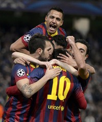 Para pemin Barcelona merayakan kemenangan. Reuters/Nigel Roddis