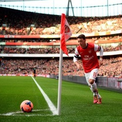 Performa Oezil Menurun, Ini Dugaan Lehmann