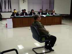 Akil Mochtar, dari Kursi Ketua MK dan Kini Duduk Sebagai Terdakwa