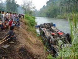 Bus Terguling Masuk Sungai di Mandailing Natal Sumut