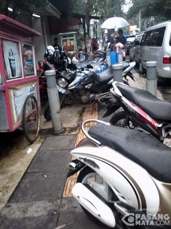 Dear Pak Polisi, Mohon Tindak Tegas Pemotor yang Parkir di Trotoar Jl Cikini