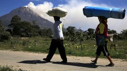 Warga Dilarang Huni Kawasan Radius 3 Km dari Puncak Sinabung, Bertani Boleh