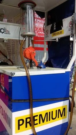 Di Jaktim, Ada yang Jual Bensin Eceran dengan Nama Pertamini