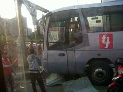 Bus TransJ Tabrak Tiang Penunjuk Arah di Jalan Pramuka