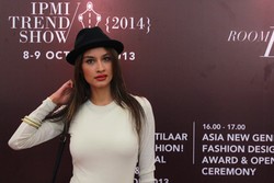 Artis dan Penyanyi Rebecca Reijman Sambangi KPK Terkait Wawan