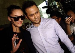 Artis Seksi Rebecca Terima Satu Unit Mobil dari Wawan