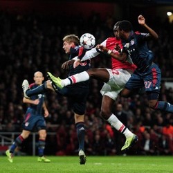 Temani Istri di Ranjang Persalinan, Pesepakbola Ini Tetap Pantau Arsenal vs Bayern